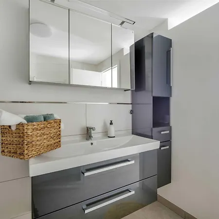 Elegant Tranquil Okrug Gornji Apartment *