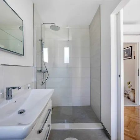 Elegant Tranquil Okrug Gornji Apartment